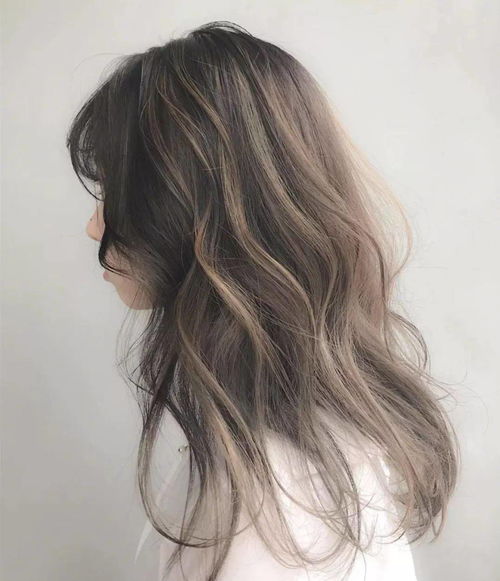 青木亚麻灰 低调的显白魅力与色彩美学